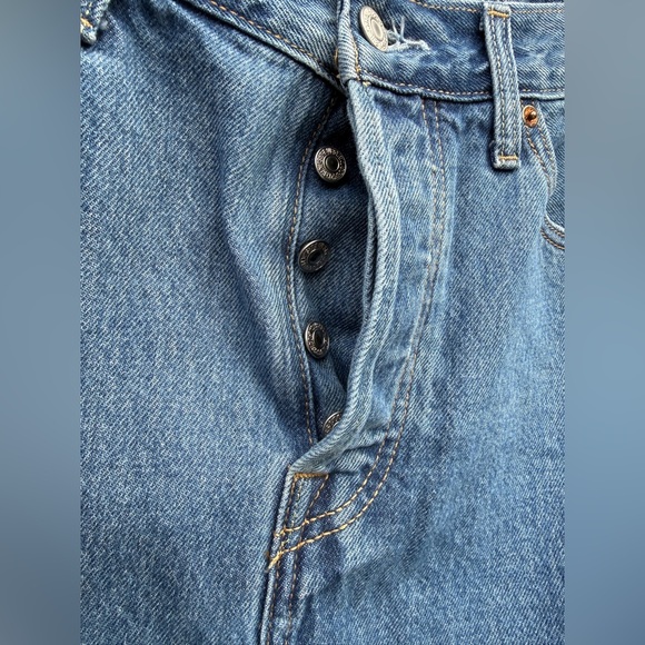 Levi's Icon Skirt A-Line Denim Blue Short Size 29 Button Pockets Logo Accents - Picture 3 of 8